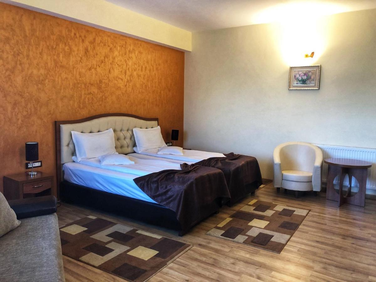 Hotel Crystal Palace Ramnicu Valcea Luaran gambar