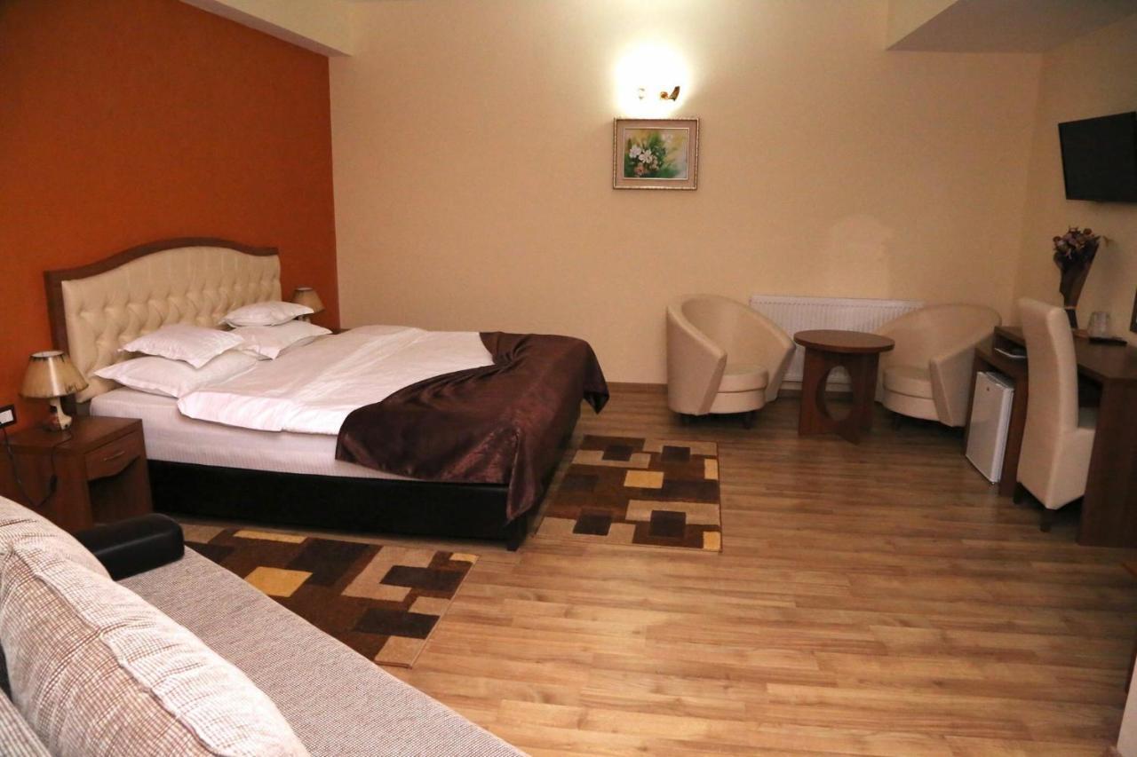 Hotel Crystal Palace Ramnicu Valcea Luaran gambar