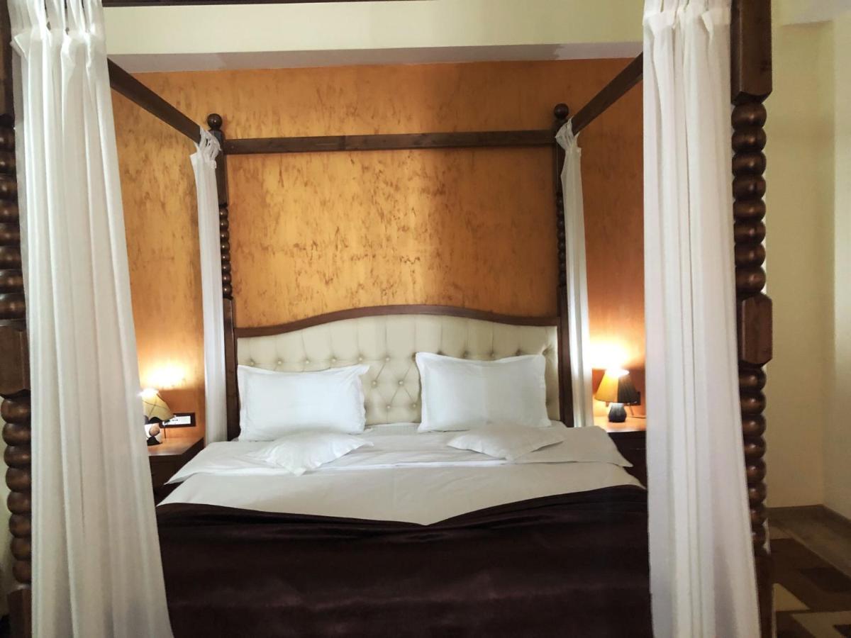 Hotel Crystal Palace Ramnicu Valcea Luaran gambar