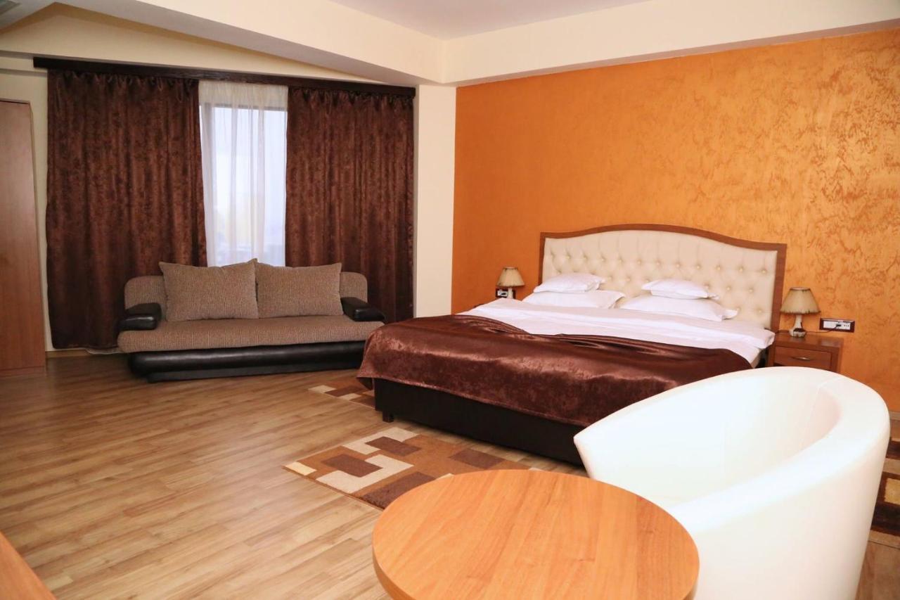 Hotel Crystal Palace Ramnicu Valcea Luaran gambar